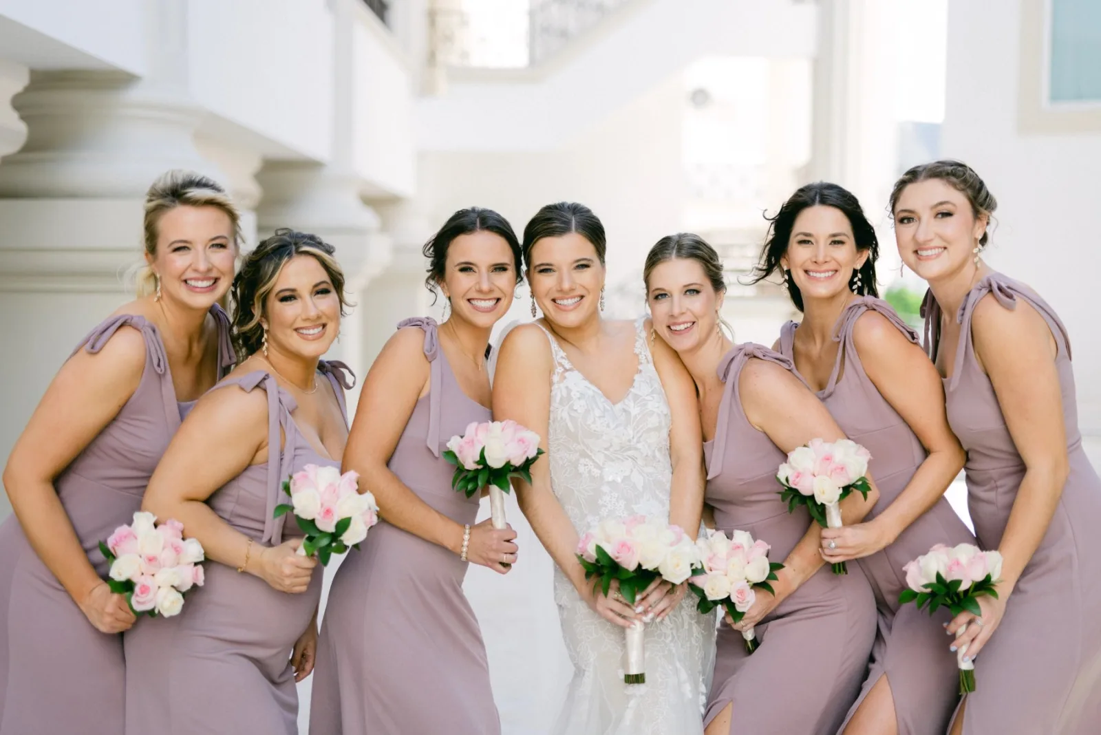 Damas con ramos la mañana de una boda en la Riviera Maya