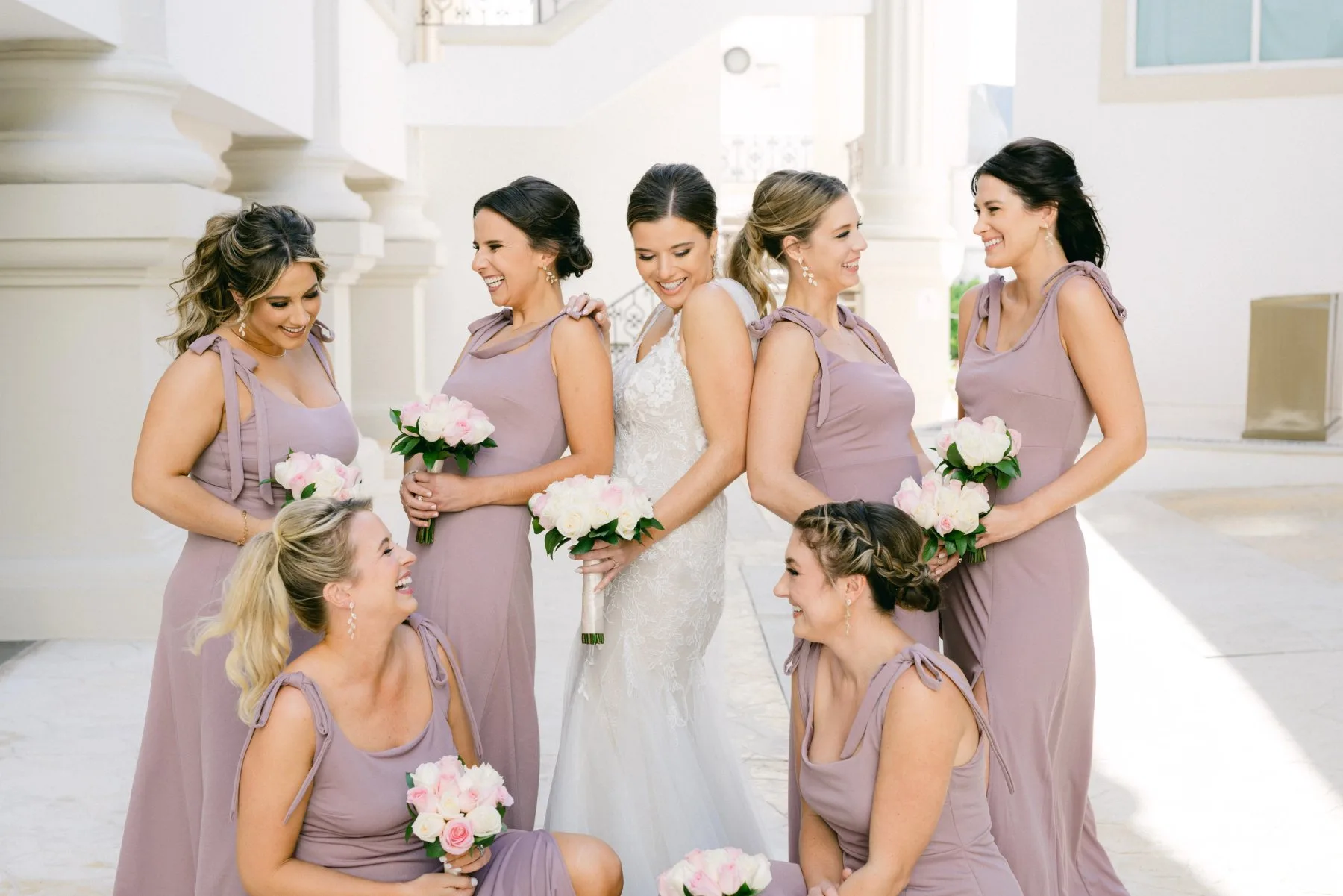 Novia y damas arreglándose — maquillaje y peinado de novia de VO evolution en Cancun y la Riviera Maya