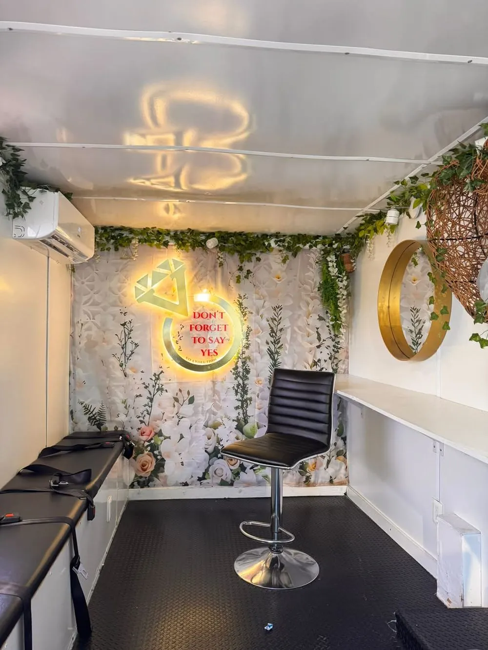 La estación de estilismo y el letrero de neón dentro del Beauty Truck